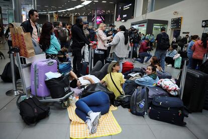 Los pasajeros esperan en el área de facturación, luego de que Viva Air cancelara todos sus vuelos, en Bogotá, el 28 de febrero de 2023.