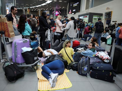 Los pasajeros esperan en el área de facturación, luego de que Viva Air cancelara todos sus vuelos, en Bogotá, el 28 de febrero de 2023.