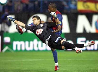 Eto'o remata fuera ante la salida a la desesperada de Pichu.