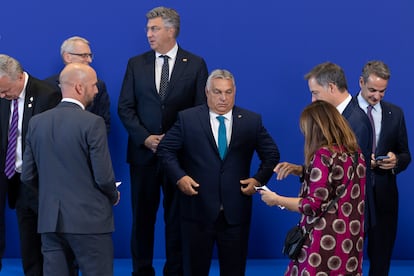 El primer ministro de Hungría, Viktor Orbán, junto a varios de los mandatarios de los países de la UE durante la foto de familia de la reunión del Consejo Europeo Informal (EUCO), celebrada este viernes en Granada.