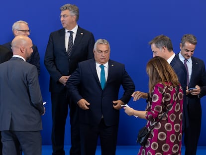 El primer ministro de Hungría, Viktor Orbán, junto a varios de los mandatarios de los países de la UE durante la foto de familia de la reunión del Consejo Europeo Informal (EUCO), celebrada este viernes en Granada.