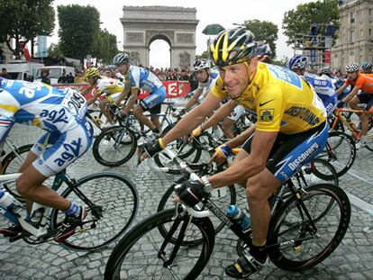 Lance Armstrong, en los Campos Elíseos, durante la última etapa del Tour de 2005.