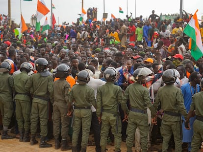 Supporters of the Nigerian junta protesting against the French military presence, September 2023 in Niamey.