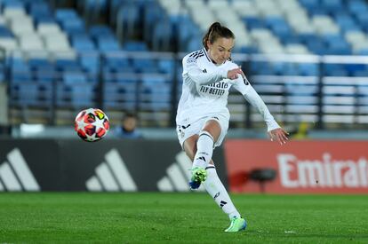 Caroline Weir golpea el baln en un tiro libre que se convirti en el cuarto gol del Madrid ante el Twente este mircoles en el Alfredo di Stfano.