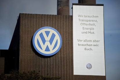 Cartel en el que Volkswagen ofrece "transparencia, franqueza, energía y coraje" en la sede de la empresa en Wolfsburgo (Alemania).
