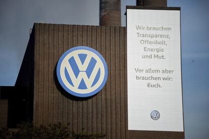 Cartel en el que Volkswagen ofrece "transparencia, franqueza, energía y coraje" en la sede de la empresa en Wolfsburgo (Alemania).