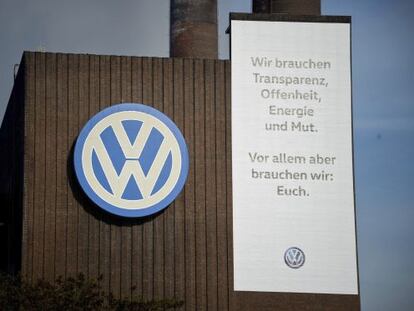 Cartel en el que Volkswagen ofrece "transparencia, franqueza, energía y coraje" en la sede de la empresa en Wolfsburgo (Alemania).