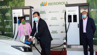 La CEO de Iberdrola España, Ángeles Santamaría, el Presidente de la Junta de Extremadura, Guillermo Fernández-Vara, y el director gerente del complejo Leo, Antonio Chavero, inauguran la Estación Premium de carga super rápida de Iberdrola en Monesterio (Extremadura), este viernes.