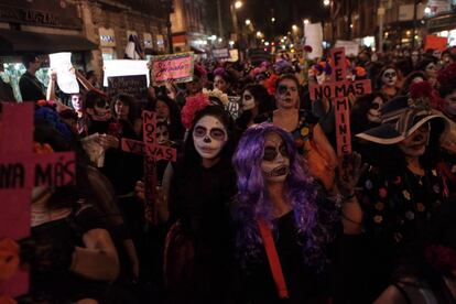 Decenas de mujeres caracterizadas como catrinas participan en una protesta en la Ciudad de México para exigir un alto a la violencia de género y a los altos índices de feminicidios en el país