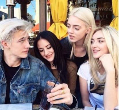 The Atomics es la banda que forma Lucky con sus tres hermanas. De izquierda a derecha: Lucky, Starlie Cheyenne, Pyper America y Daisy Clementine.