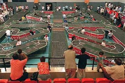 Vista panorámica de las pistas de <i>scalextric </i>montadas este fin de semana en el polideportivo de La Canaleja de Alcorcón.