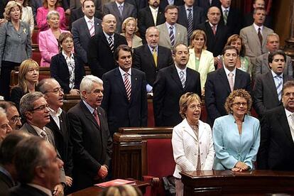 Parlamentarios catalanes cantan en pie <i>Els segadors </i>tras aprobar el Estatuto el pasado viernes.