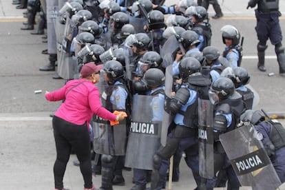 Una mujer le grita a un grupo de policías durante el paro nacional que ha sido convocado por maestros y médicos del sector público.