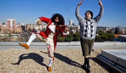 El violinista Ara Malikian y el tenor José Manuel Zapata en la terraza de los Teatros del Canal, en Madrid. 