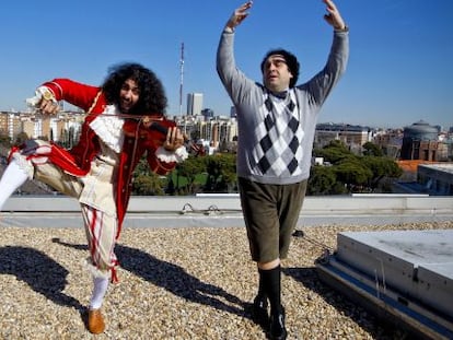 El violinista Ara Malikian y el tenor José Manuel Zapata en la terraza de los Teatros del Canal, en Madrid. 