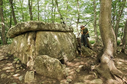 Salpicando el paisaje montañoso apenas tocado por la mano del hombre del Cáucaso occidental aparecen miles de antiguas estructuras megalíticas a la que los arqueólogos han puesto edad basándose en la cerámica encontrada en sus proximidades: entre 4.000 y 6.000 años de antigüedad (en la foto, dolmen en Adygea, Rusia). No se sabe a ciencia cierta de dónde vinieron las piedras, adornadas y grabadas con símbolos como zigzags, triángulos y círculos concéntricos. Los asentamientos de esta cultura de los dólmenes se situaban en las orillas de los ríos o en elevaciones del terreno.