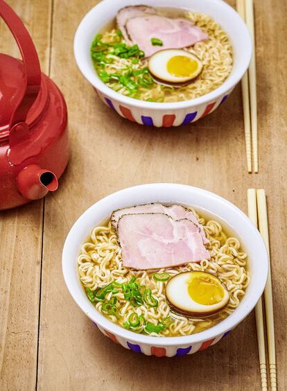 Shio ramen con caldo chintán, chasu de cerdo y ajitsuke tamago, receta del libro 'La cocina en Ghibli', de Thibaud Villanova. Imagen proporcionada por la editorial Hachette Heroes.