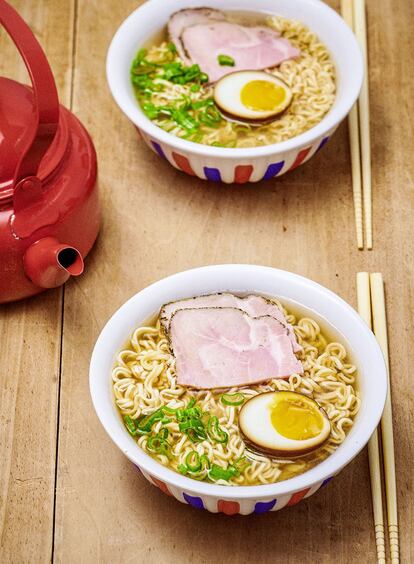 Shio ramen con caldo chintán, chasu de cerdo y ajitsuke tamago, receta  del libro 'La cocina en Ghibli', de Thibaud Villanova. Imagen proporcionada por la editorial Hachette Heroes.