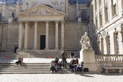 O grande pátio da Universidade de Sorbonne, na atualidade. Este local foi ocupado pelos estudantes em Maio de 68.