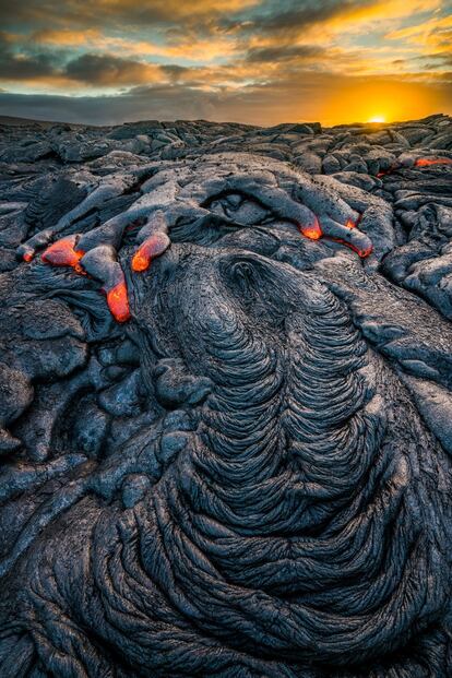 El río de lava arrasó 700 casas y sepultó tierras de cultivo y bosques tropicales. Creación y destrucción van de la mano en Hawái <p>En esta fotografía tomada en 2017 se aprecia como la lava se derrama y crea formaciones parecidas al escenario de una película fantástica (fotografía de 2017).</p>