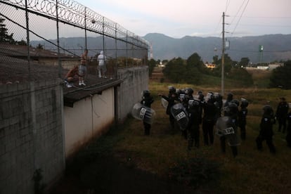 Los jóvenes que dirigen el motín son, según ha informado un portavoz policial, miembros de la Mara 18.