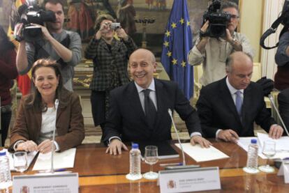 El ministro de Educación, José Ignacio Wert (en el centro), durante la reunión de ayer con representantes de las comunidades.