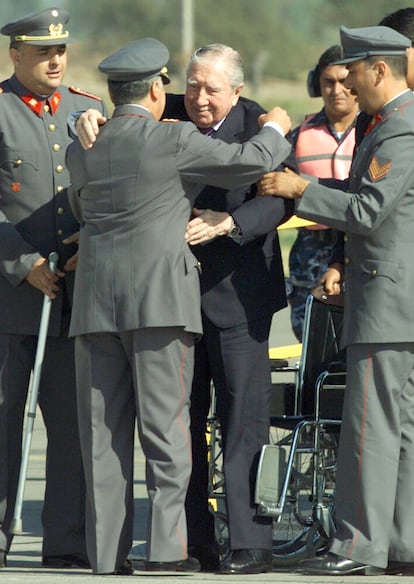 El dictador Augusto Pinochet se levanta de su silla de ruedas y saluda al general Ricardo Izurieta, el 3 de marzo de 2000 a su llegada a Chile tras pasar 503 días en prisión en Londres y ser extraditado por problemas de salud.
