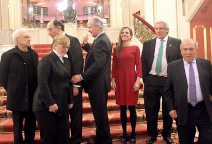 El presidente de la Fundación Sabino Arana, Juan María Atutxa en el centro, posa junto a los premiados por esta fundación en 2010.