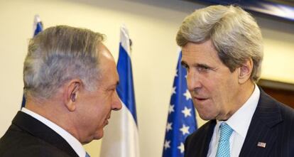 El primer ministro israel&iacute;, Benjam&iacute;n Netanyahu, junto al secretario de Estado de EE UU, Jhon Kerry, el pasado lunes 31 de marzo. 