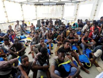 Los migrantes fueron rescatados el viernes en dos operaciones en aguas internacionales coordinadas por Libia, que les deriva a la UE