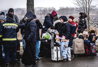 Refugiados procedentes de Ucrania esperan en la frontera entre Ucrania y Rumania, en Siret. Desde el inicio de la guerra, han entrado en Rumania unos 105.000 ucranios y salido poco más de 62.000, según datos difundidos a última hora del martes por la policía de fronteras de Rumania. Más de 7.000 accedieron por alguno de los cuatro pasos oficiales que hay en los más de 600 kilómetros de frontera que comparten los dos países. Otros 7.600 entraron a través de la pequeña Moldavia. Casi todos son mujeres y niños, porque los hombres menores de 60 años tienen prohibido salir de Ucrania por la ley marcial decretada por el Gobierno de Volodímir Zelenski en respuesta a la invasión rusa.