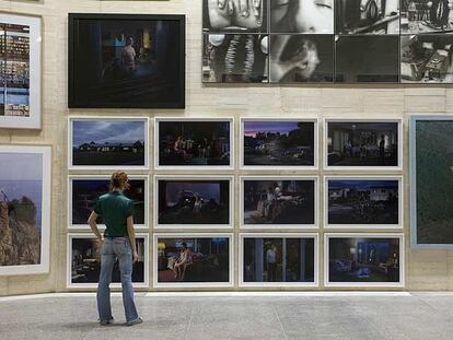 Montaje de fotografías de Gregory Crewdson, en el Museo de Arte Contemporáneo de Castilla y León.