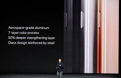 Phil Schiller muestra los nuevos colores del iPhone 8.