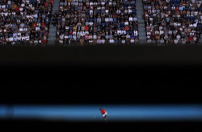 Rafa Nadal, este lunes, durante el partido contra Nick Kyrgios en el campeonato de tenis del Open de Australia, en Melbourne (Australia).