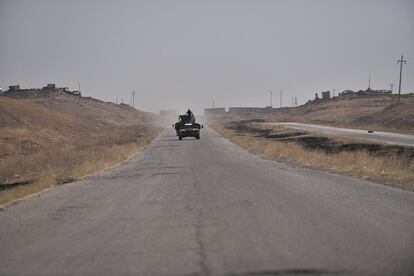 Un convoy de soldados de las fuerzas especiales iraquíes se dirigen al frente de Qaraqosh en la batalla por liberar Mosul.