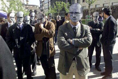 Un grupo de escoltas concentrados ayer en las cercanías del Parlamento vasco en Vitoria.