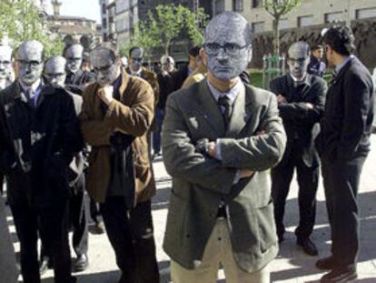 Un grupo de escoltas concentrados ayer en las cercanías del Parlamento vasco en Vitoria.