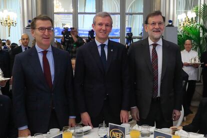Desde la izquierda, Alberto Nuñez Feijóo, presidente del PP; Alfonso Rueda, presidente de la Xunta gallega; y Mariano Rajoy, expresidente del Gobierno, el pasado viernes en un acto en Madrid.