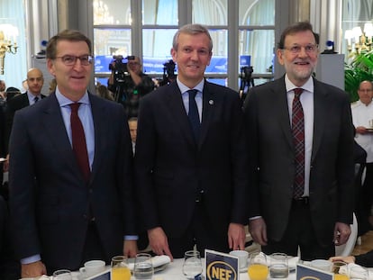 Desde la izquierda, Alberto Nuñez Feijóo, presidente del PP; Alfonso Rueda, presidente de la Xunta gallega; y Mariano Rajoy, expresidente del Gobierno, el pasado viernes en un acto en Madrid.