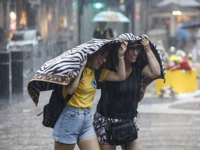 Dues dones intenten protegir-se a Barcelona de la tempesta del 17 d'agost.