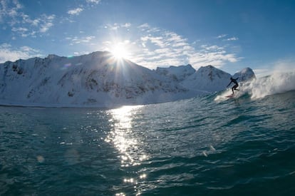 Más de un millar de surfistas se enfrentan cada año a las olas heladas en la Islas Lofoten. En la imagen, un surfista coge una ola en la playa de Unstad.
