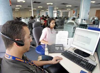 Muchos centros para mercadotecnia telefónica están fuera de España, como éste de Marruecos.