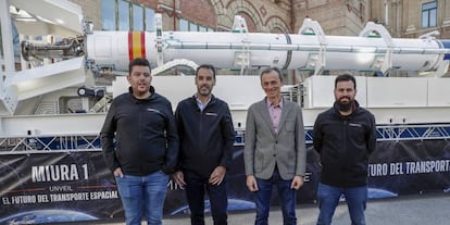 Raúl Torres, CEO y cofundador de PLD Space, Ezequiel Sánchez, presidente ejecutivo, y Raúl Verdú, cofundador y COO, junto al ex ministro de Ciencia y Tecnología, Pedro Duque, y el cohete Miura 1.