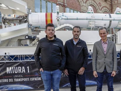 Raúl Torres, CEO y cofundador de PLD Space, Ezequiel Sánchez, presidente ejecutivo, y Raúl Verdú, cofundador y COO, junto al ex ministro de Ciencia y Tecnología, Pedro Duque, y el cohete Miura 1.