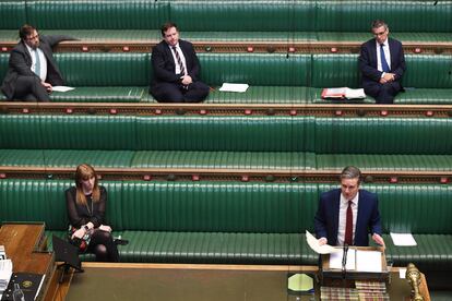 El laborista Keir Starmer responde a Boris Johnson en el Parlamento británico.