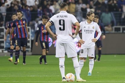 Benzema y Modric sacan de centro tras encajar un gol ante el Barcelona en la Supercopa de España, el pasado mes de enero en Riad (Arabia Saudí).