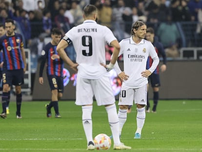 Benzema y Modric sacan de centro tras encajar un gol ante el Barcelona en la Supercopa de España, el pasado mes de enero en Riad (Arabia Saudí).