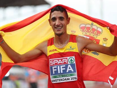 Ilias Fifa celebra su victoria en el Campeonato de Europa de 5.000m en &Aacute;msterdam, en julio de 2016.