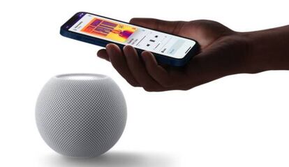 iPhone 12 junto a un HomePod Mini.