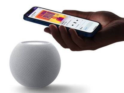 iPhone 12 junto a un HomePod Mini.